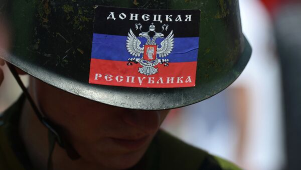 Человек в каске с флагом ДНР в Донецке, архивное фото