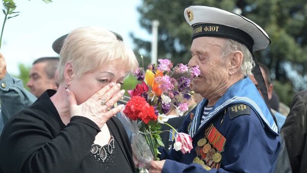 Жительница Славянска поздравляет ветерана Великой Отечественной войны на праздничных мероприятиях, посвященных 9 мая