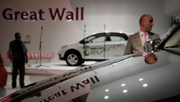 Посетители смотрят на автомобили китайского производителя Great Wall Motor в автосалоне в Софии