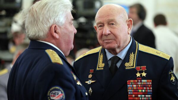 Космонавт Алексей Леонов (справа). Архивное фото
