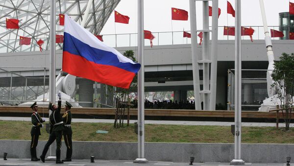 Поднятие российского флага на церемонии открытия Дня России на Всемирной универсальной выставке ЭКСПО-2010 в Шанхае