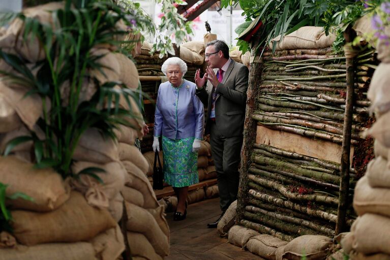 Королева Великобритании Елизавета II на Chelsea Flower Show в Лондоне