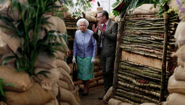 Королева Великобритании Елизавета II на Chelsea Flower Show в Лондоне