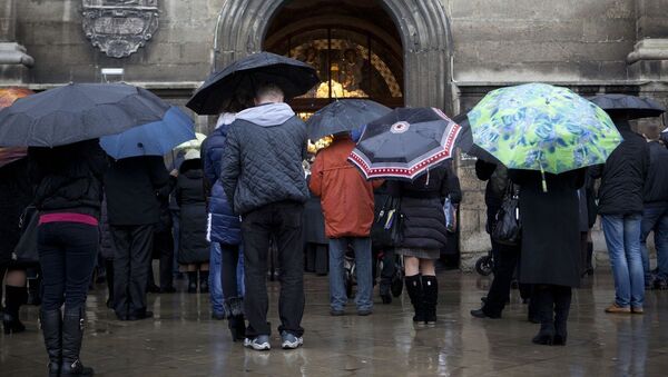 Люди во время дождя в городе Львове