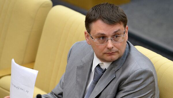 Член комитета ГД по бюджету и налогам Евгений Федоров во время пленарного заседания Госдумы РФ