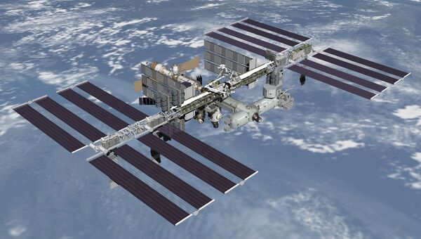 Международная космическая станция (МКС) в полете. 