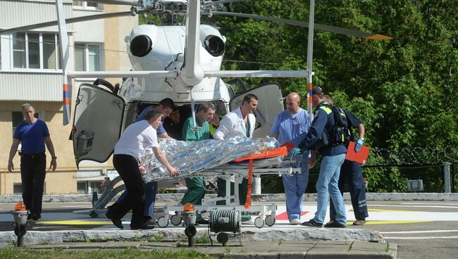 Транспортировка пострадавшего при столкновении поездов в Подмосковье. Архивное фото