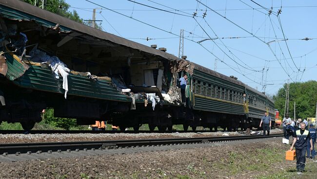 Пассажирский и грузовой поезда столкнулись в Подмосковье