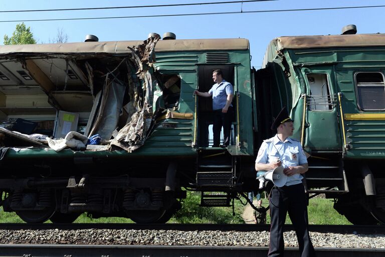 Пассажирский и грузовой поезда столкнулись в Подмосковье