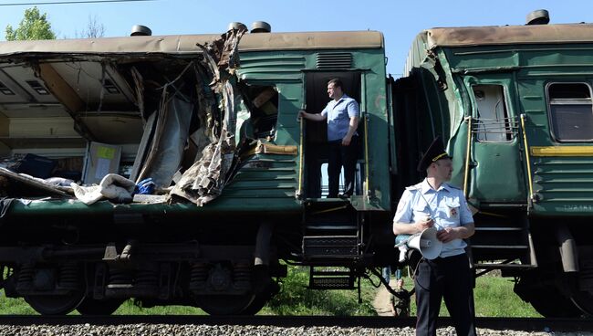 Пассажирский и грузовой поезда столкнулись в Подмосковье