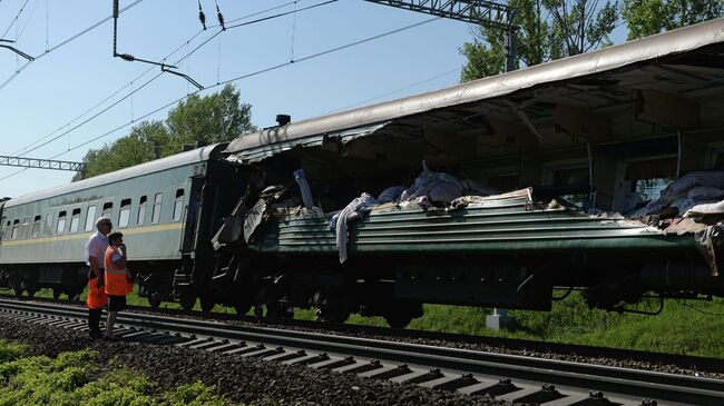 Пассажирский и грузовой поезда столкнулись в Подмосковье