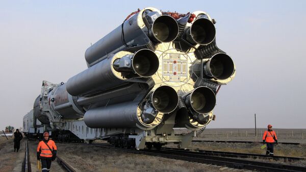 Вывоз ракеты Протон-М со спутником на стартовый комплекс