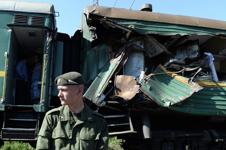 Пассажирский и грузовой поезда столкнулись в Подмосковье