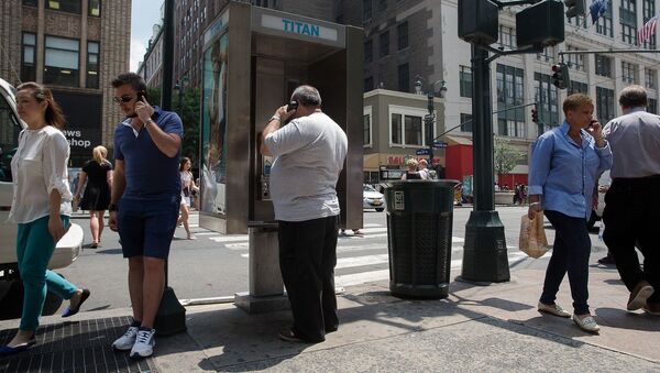 Люди на улице Нью-Йорка. Архивное фото