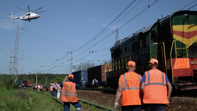 Пассажирский и грузовой поезда столкнулись в Подмосковье