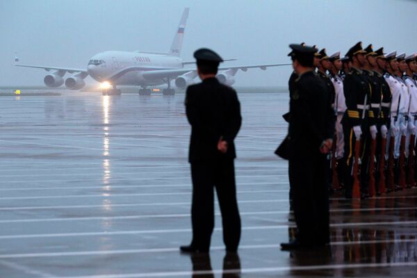 Офицеры китайской гвардии встречают самолет президента России Владимира Путина