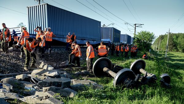 Пассажирский и грузовой поезда столкнулись в Подмосковье