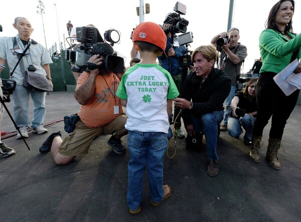 Четырехлетний Джереми Триантафило в окружении телекамер