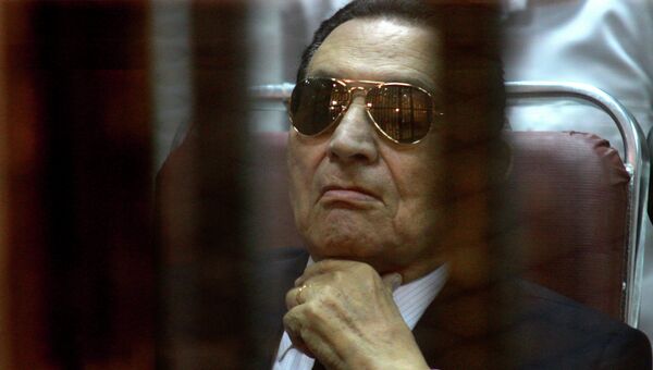 Экс-президент Египта Хосни Мубарак в зале суда, архивное фото