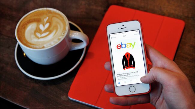 Страница интернет-магазина eBay на экране телефона, архивное фото