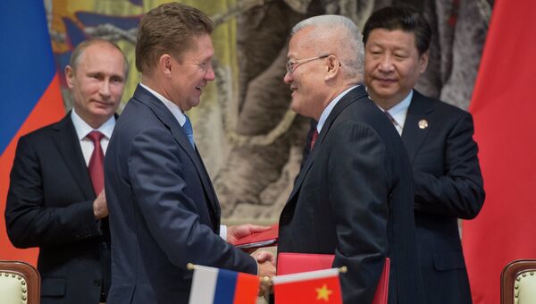 Президент России Владимир Путин, председатель правления Газпрома Алексей Миллер и глава Китайской нефтегазовой корпорации Чжоу Цзипин