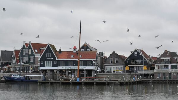 Вид на гавань в деревне Волендам, Голландия, архивное фото
