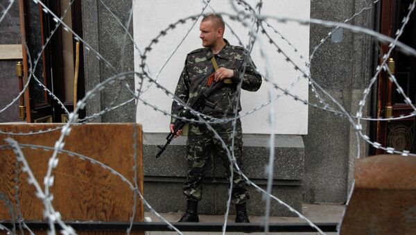 Ополченец Луганской Народной Республики возле здания городской администрации в Луганске