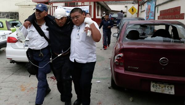 Пострадавший в ходе беспорядков в Мехико полицейский