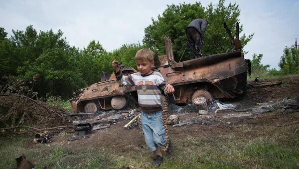 Мальчик на месте боевых действий в деревне Октябрьское