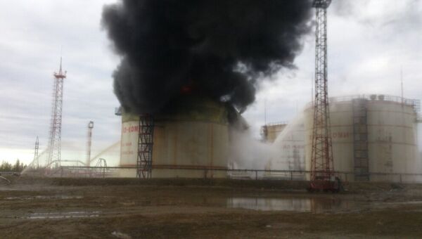 Три резервуара с нефтью загорелись после взрыва на территории ТПП Лукойл-Усинскнефтегаз в Коми