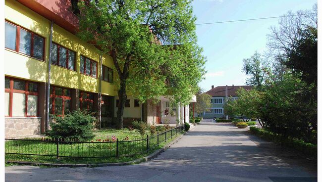 Здание муниципалитета города Маглай 28 апреля 2013 года (сверху) и 21 мая 2014 года Здание муниципалитета города Маглай 28 апреля 2013 года (сверху) и 21 мая 2014 года