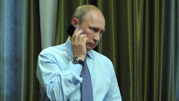 Президент России Владимир Путин во время телефонного разговора Архивное фото
