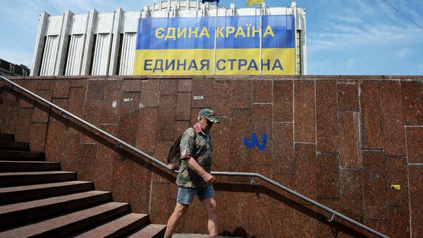 Мужчина спускается в подземный переход у Украинского дома в Киеве. Архивное фото