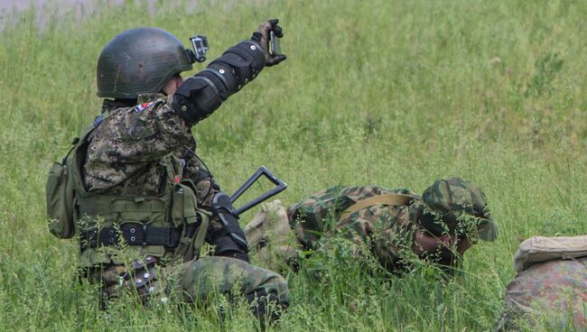 Бойцы народного ополчения Донбасса участвуют в боевых действиях на окраине Славянска