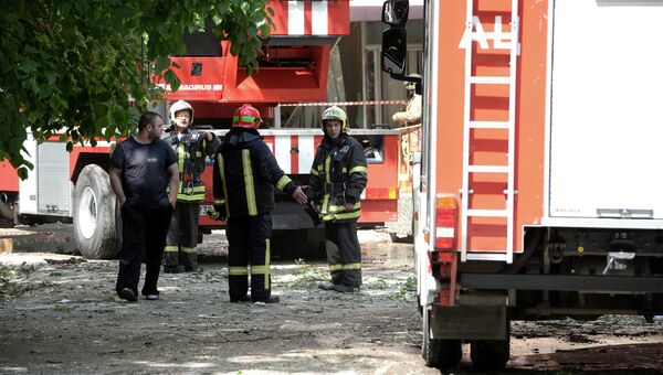 Пожарные на месте взрыва бытового газа в доме на Кутузовском проспекте в Москве