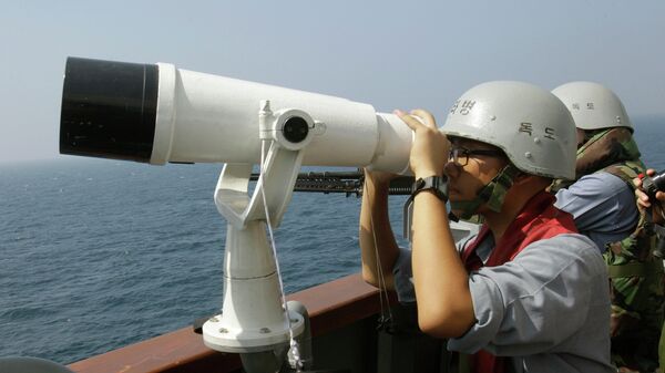 Офицер ВМФ Южной Кореи наблюдает в бинокль