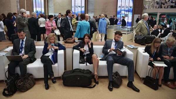 Участники в перерыве между сессиями во время саммита лидеров глобального бизнеса в рамках XVII Петербургского международного экономического форума. Архивное фото