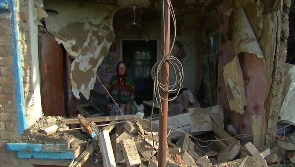 Разрушенный дом и сгоревшее кафе - последствия артобстрела  под Славянском