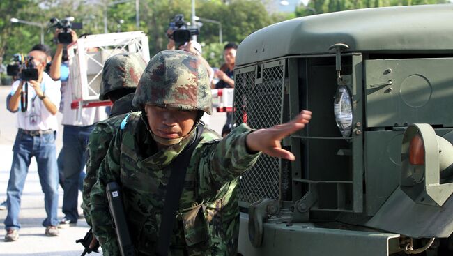 Тайский солдат возле здания армейского клуба в Бангкоке. Архивное фото