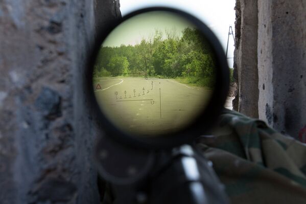 Вид сквозь снайперскую винтовку с блокпоста на дороге между Харьковом и Славянском