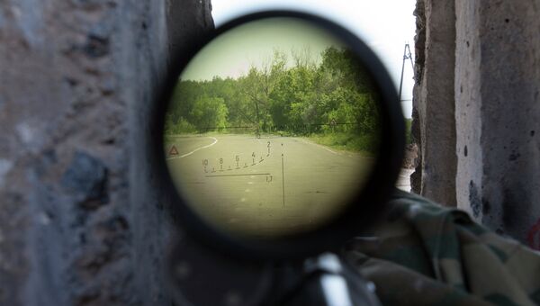 Вид сквозь снайперскую винтовку с блокпоста на дороге поблизости от Харькова. Архивное фото.