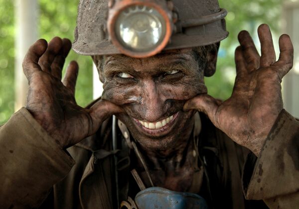 Украинский шахтер улыбается после окончания своей смены в Донецке