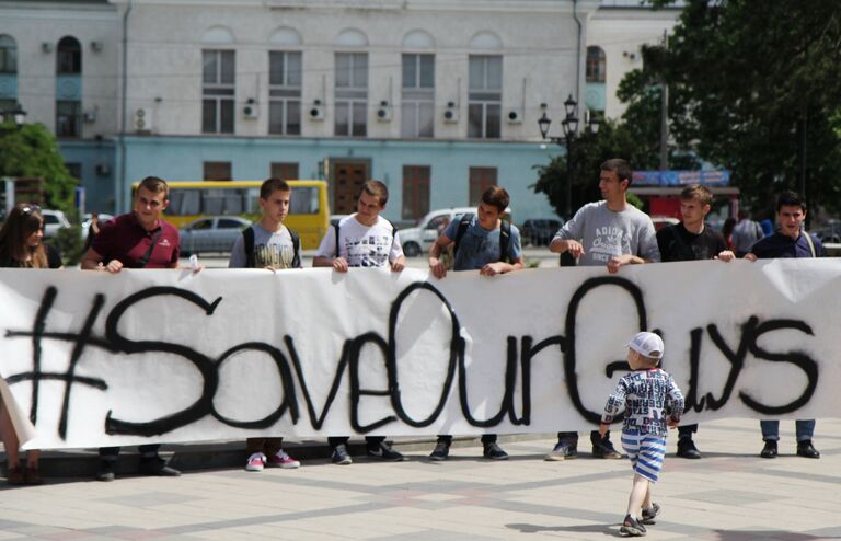 Акция в Симферополе в поддержку задержанных на Украине журналистов российских СМИ