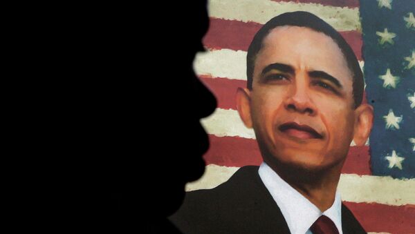 Человек на фоне портрета Барака Обамы