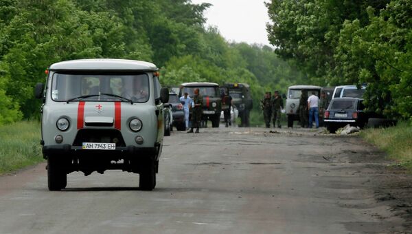 Машины скорой помощи в районе населенного пункта Волноваха Донецкой области 22 мая 2014. Архивное фото
