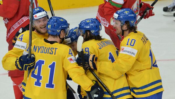 Хоккеисты сборной Швеции радуются забитой шайбе в четвертьфинальном матче чемпионата мира по хоккею