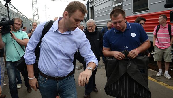 Кандидат в мэры Москвы, оппозиционер Алексей Навальный (слева) и один из организаторов штаба Навального в Кирове Николай Ляскин