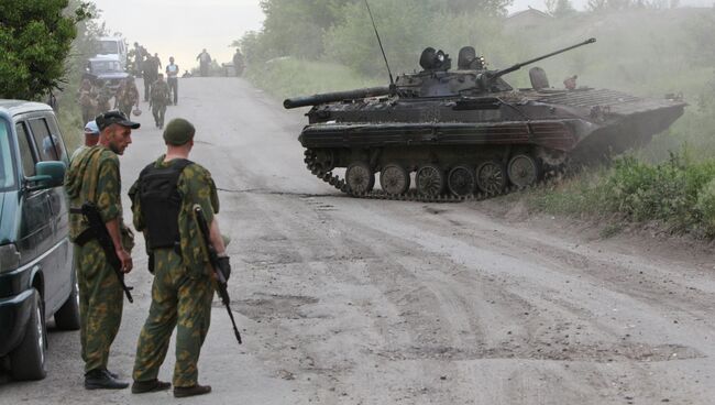 Бойцы народного ополчения на окраине Лисичанска