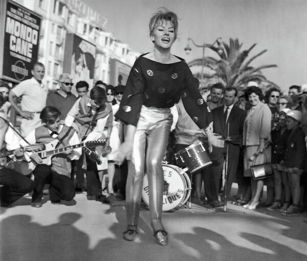 Анни Нильсен танцует на набережной во время Каннского кинофестиваля 17 мая 1962 года