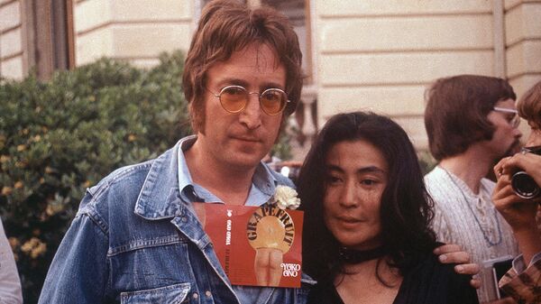 Джон Леннон и его жена Йоко Оно во время Каннского кинофестиваля, 18 мая 1971 год